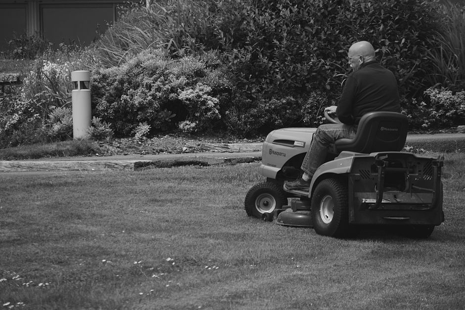 Riding lawn mower providing precise lawn care